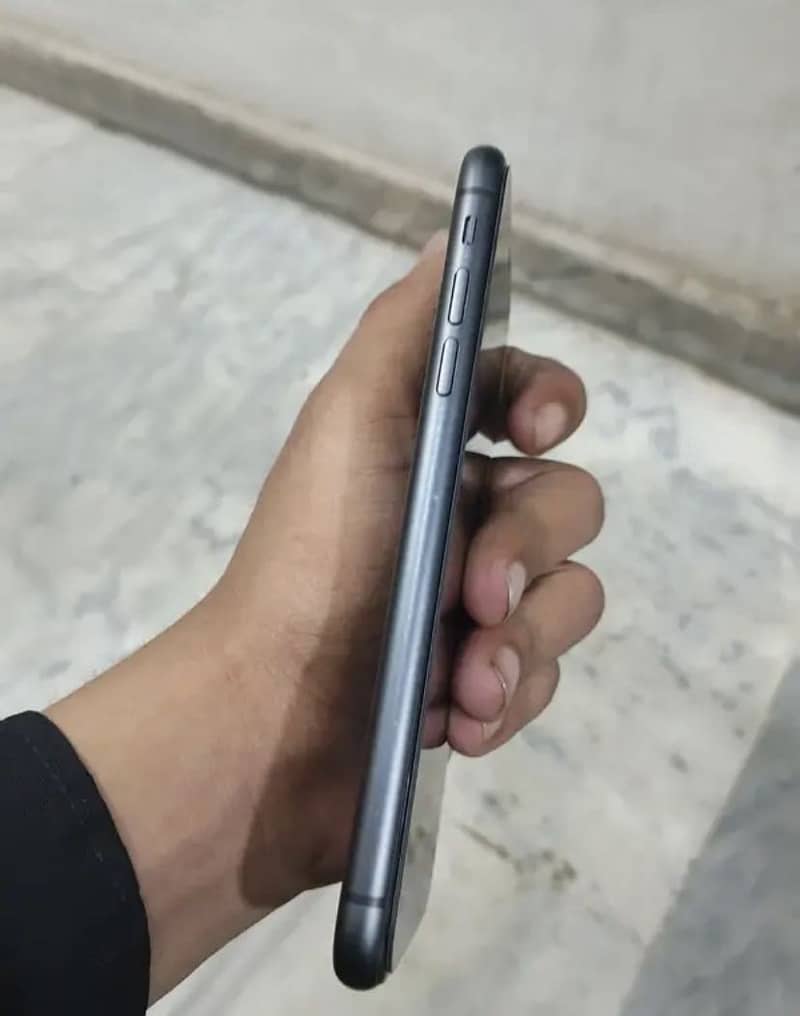 Apple iPhone 11 3