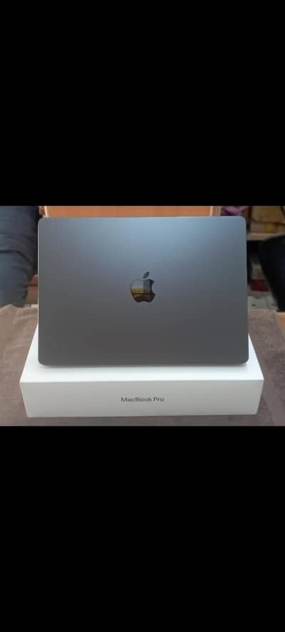 MacBook Pro M5 2025 16GB 1TB 14.2" With Box Under Apple Warranty MDE14