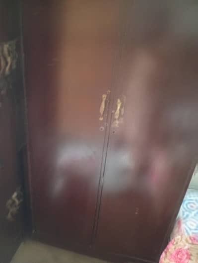 safe. shocase. itri stand new condition. 8 month use.
