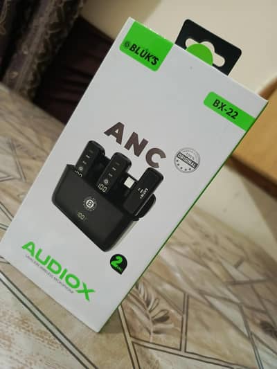 LAVALIERE wireless microphone