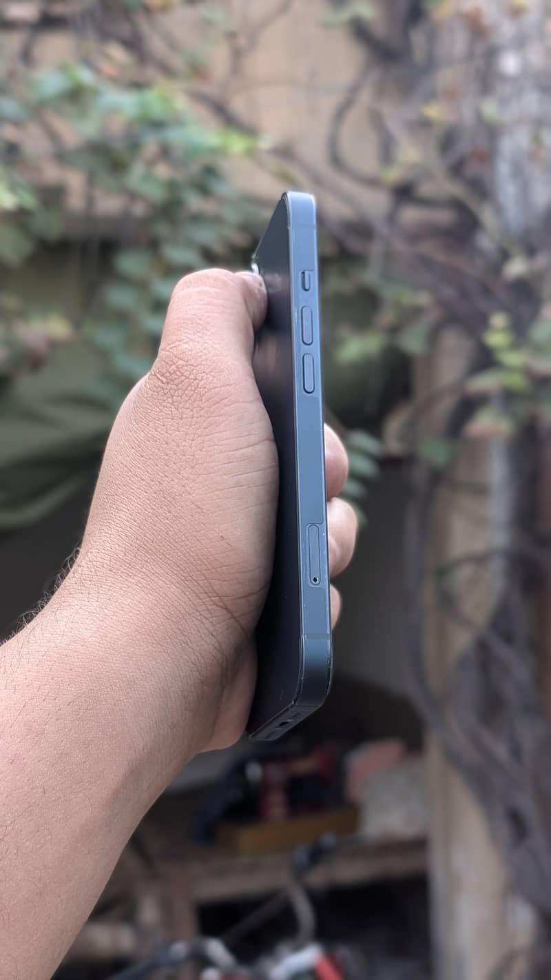 Apple iPhone 13 5