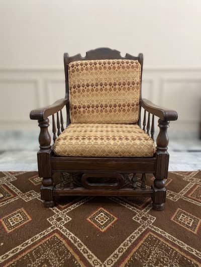 Sofa - Solid wooden frame and legs