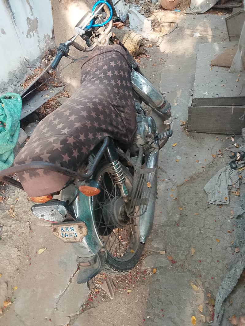 یونیک موٹر سائیکل سیل کر رہا ہوں 3