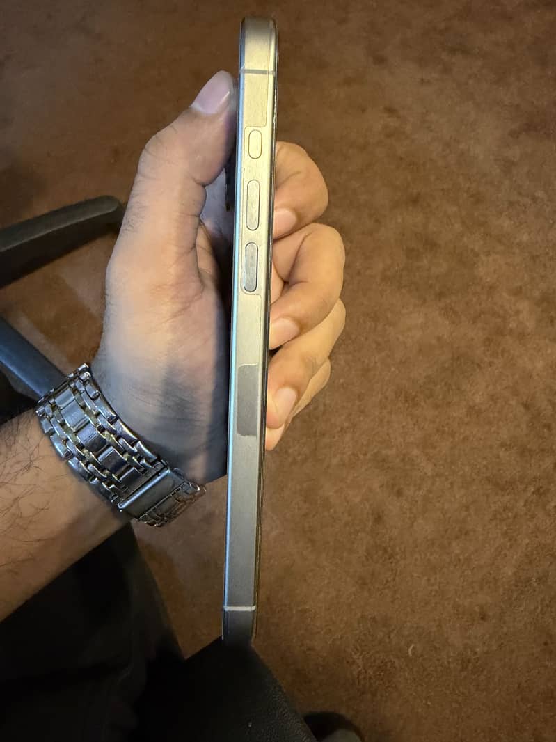 Apple iPhone 15 Pro Max 2