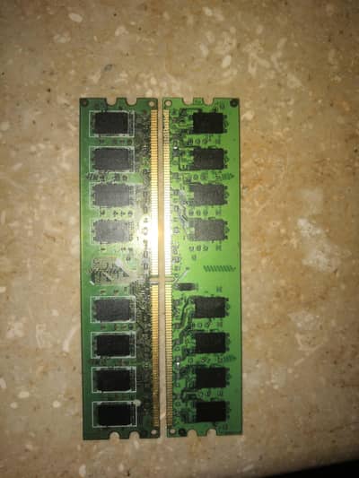 2+2GB.  DDR2 Ram