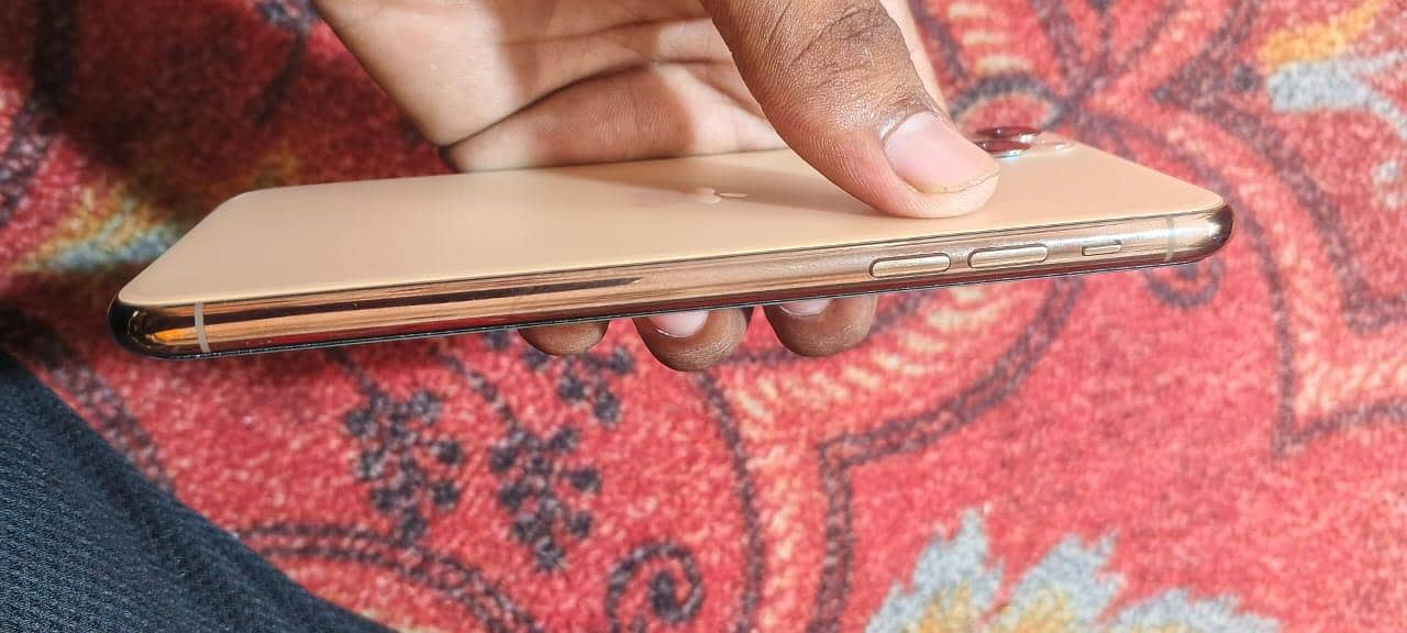 Apple iPhone 11 Pro Max 4