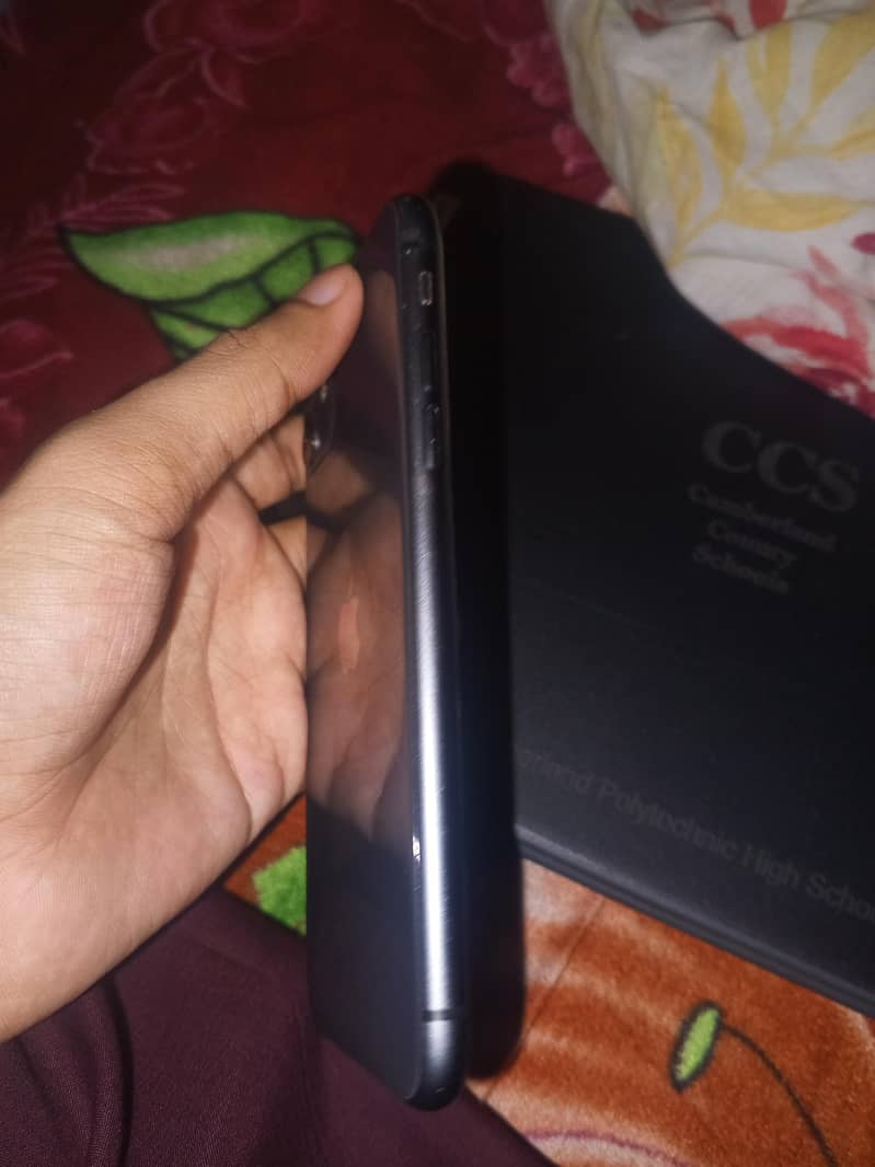 Apple iPhone 11 4