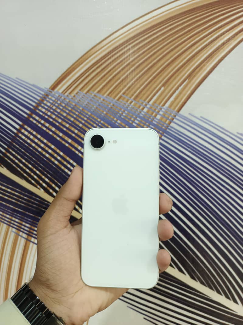 Apple iPhone 16e 2
