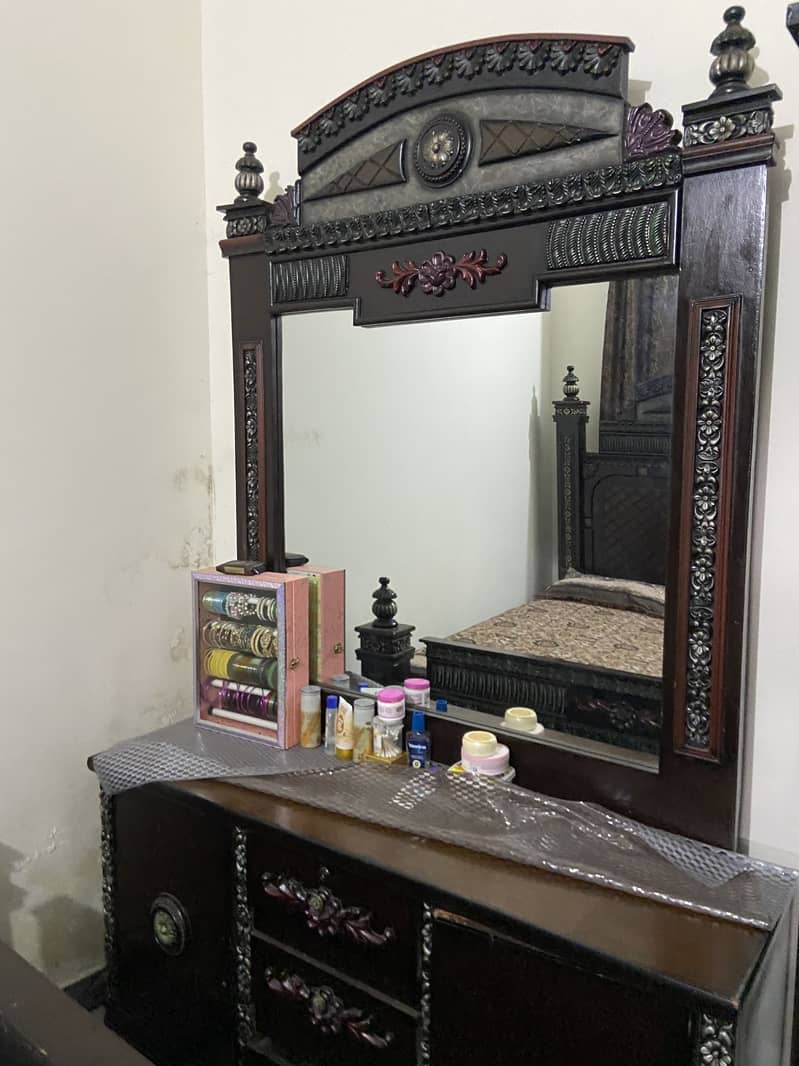 Complete bed set with dressing and side table 4