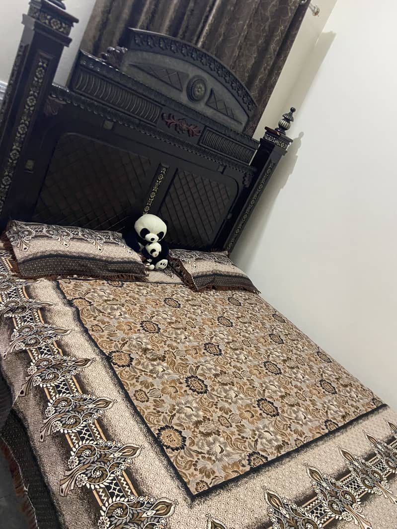 Complete bed set with dressing and side table 5