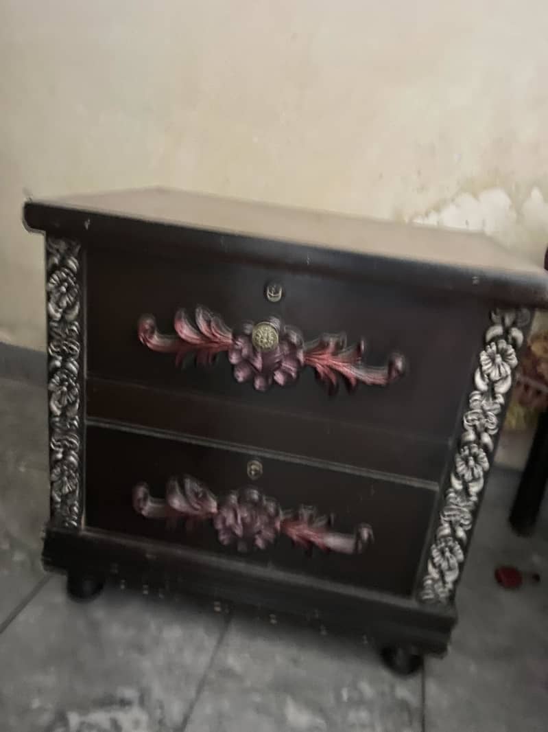 Complete bed set with dressing and side table 8