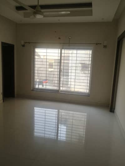 UPPER PORTION AVAILABLE FOR RENT IN GULBERG 3