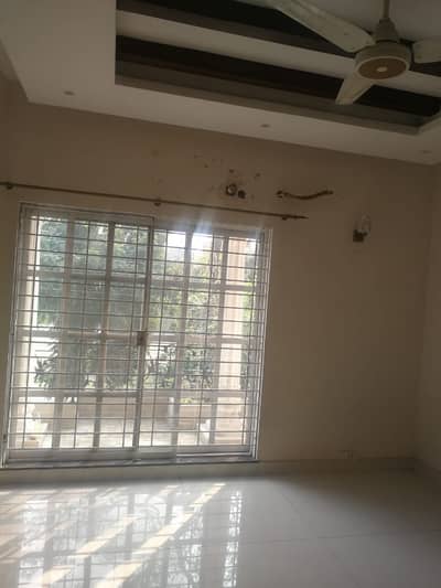 10 MARLA UPPER PORTION AVAILABLE FOR RENT IN GULBERG 3