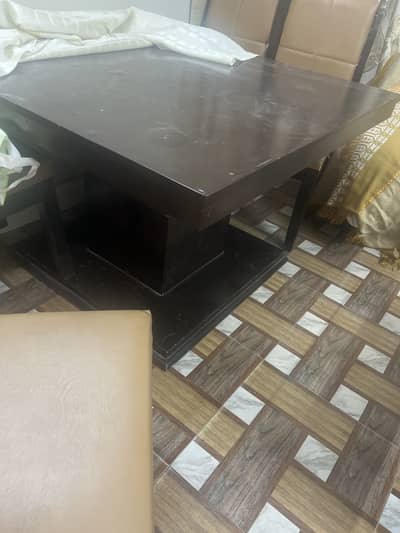 4 chairs 4 /4 ki table ha new ha bilkul