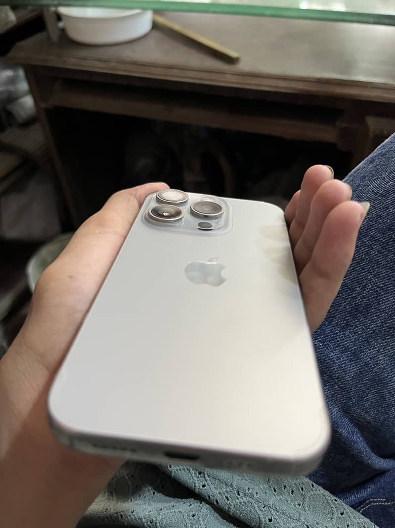 Apple iPhone 15 Pro 4