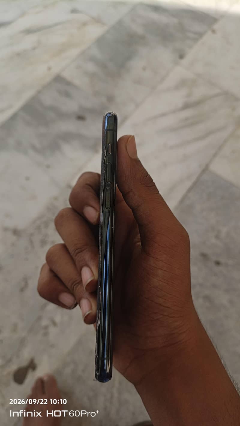 IPHONE 11 PRO 4