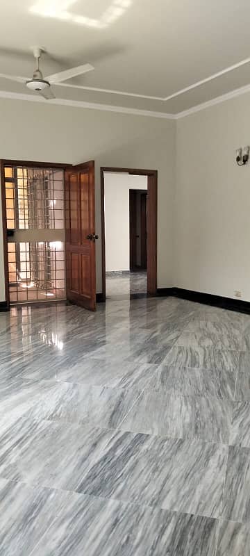 2 KANAL BEAUTIFULL HOUSE AVAILABLE FOR RENT IN GULERG 3