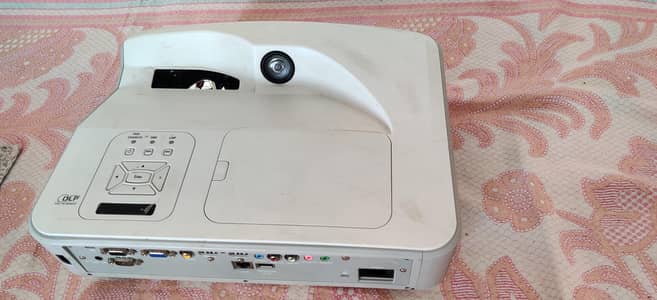boxlight p12 biw American hy amrica se aya hy bhut ala quality