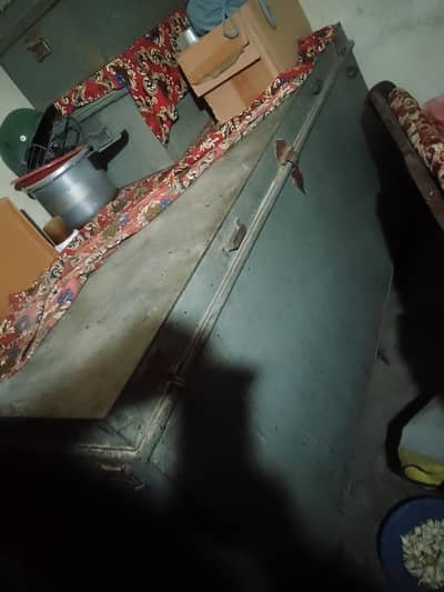 lohy ki peti wazni he good condition for urgent sale