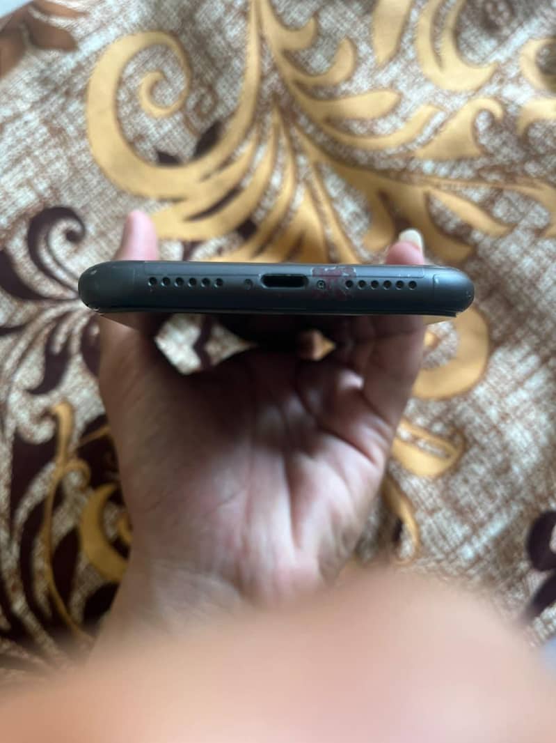 Apple iPhone 11 4