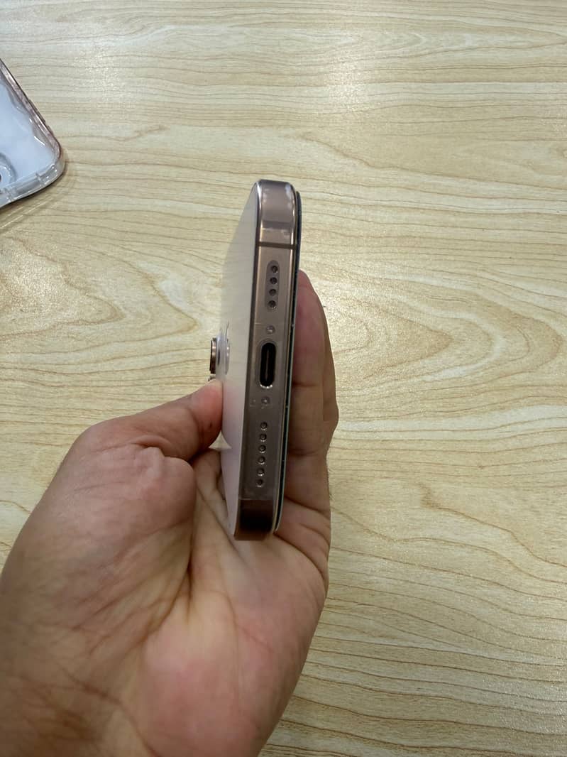 Apple iPhone 16 Pro Max 0