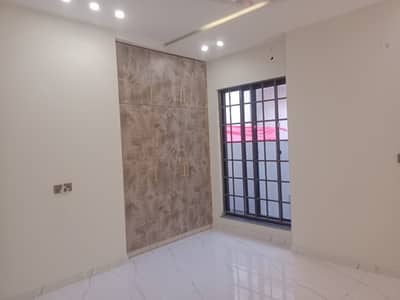 Get This Amazing 10 Marla House Available In Bahria Town - Sector E