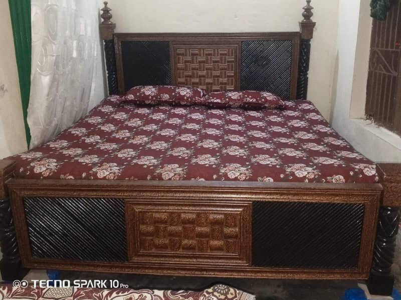 خوبصورت لکڑی کا ڈبل بیڈ (بہترین حالت میں)۔ 0