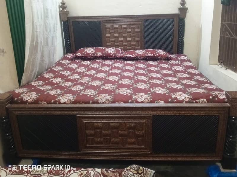 خوبصورت لکڑی کا ڈبل بیڈ (بہترین حالت میں)۔ 1