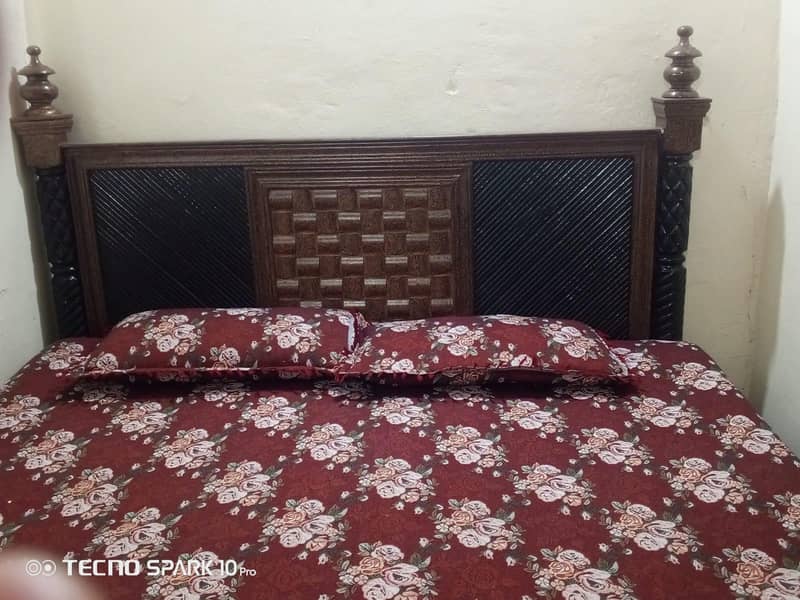 خوبصورت لکڑی کا ڈبل بیڈ (بہترین حالت میں)۔ 2