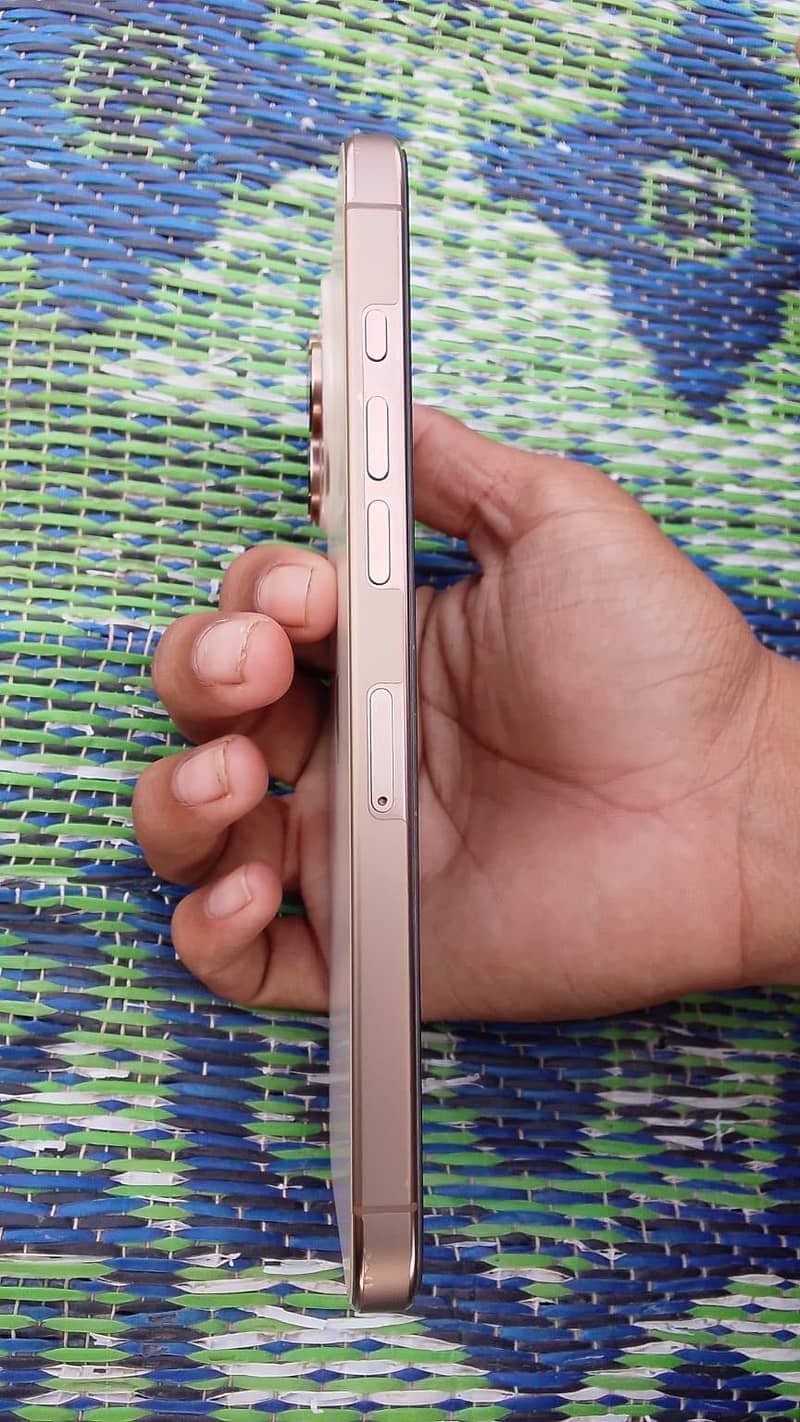 Apple iPhone 16 Pro Max 0