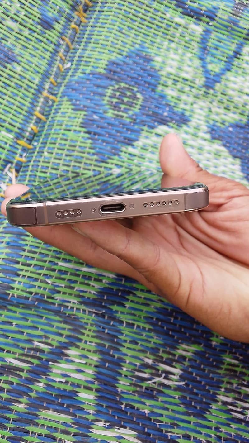 Apple iPhone 16 Pro Max 2