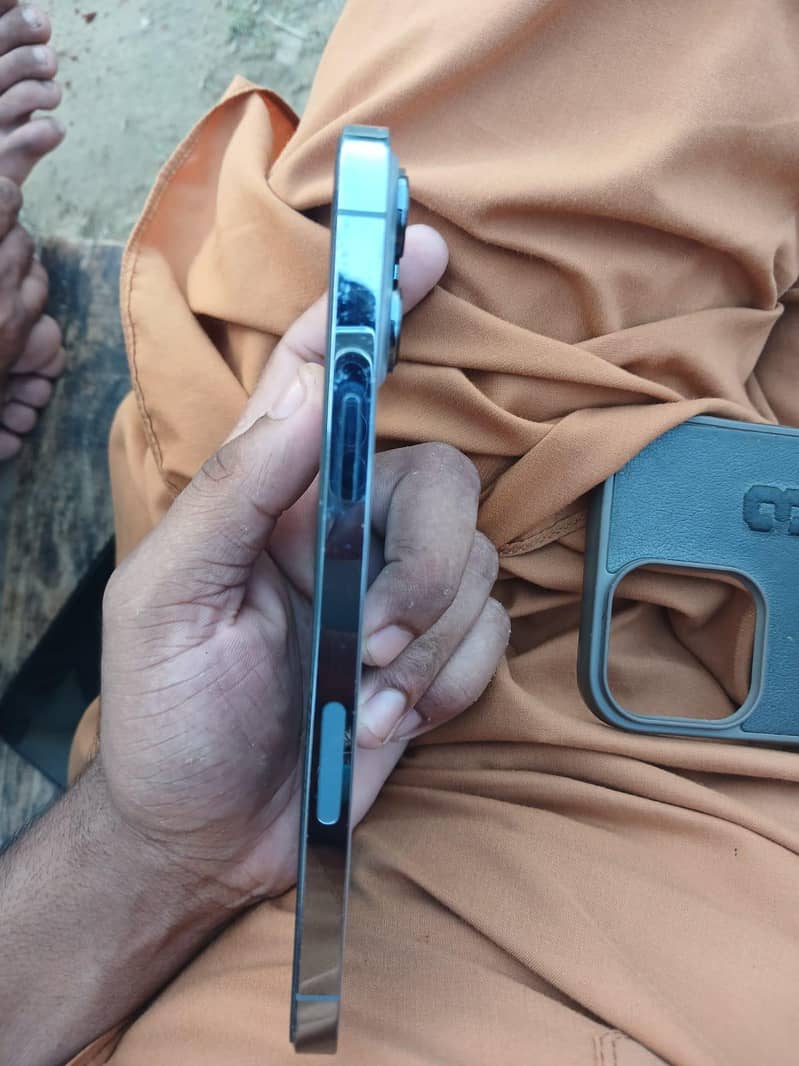 Apple iPhone 13 Pro Max 1