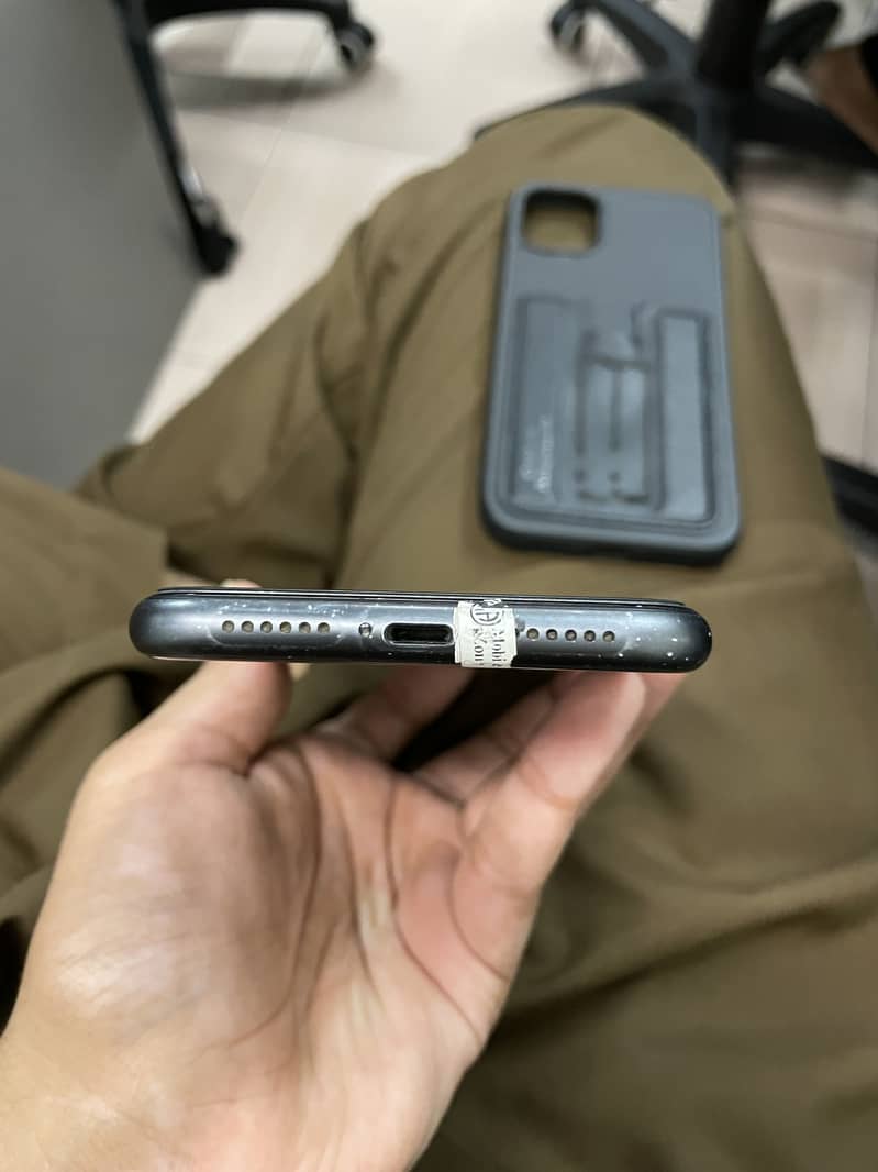 Apple iPhone 11 4