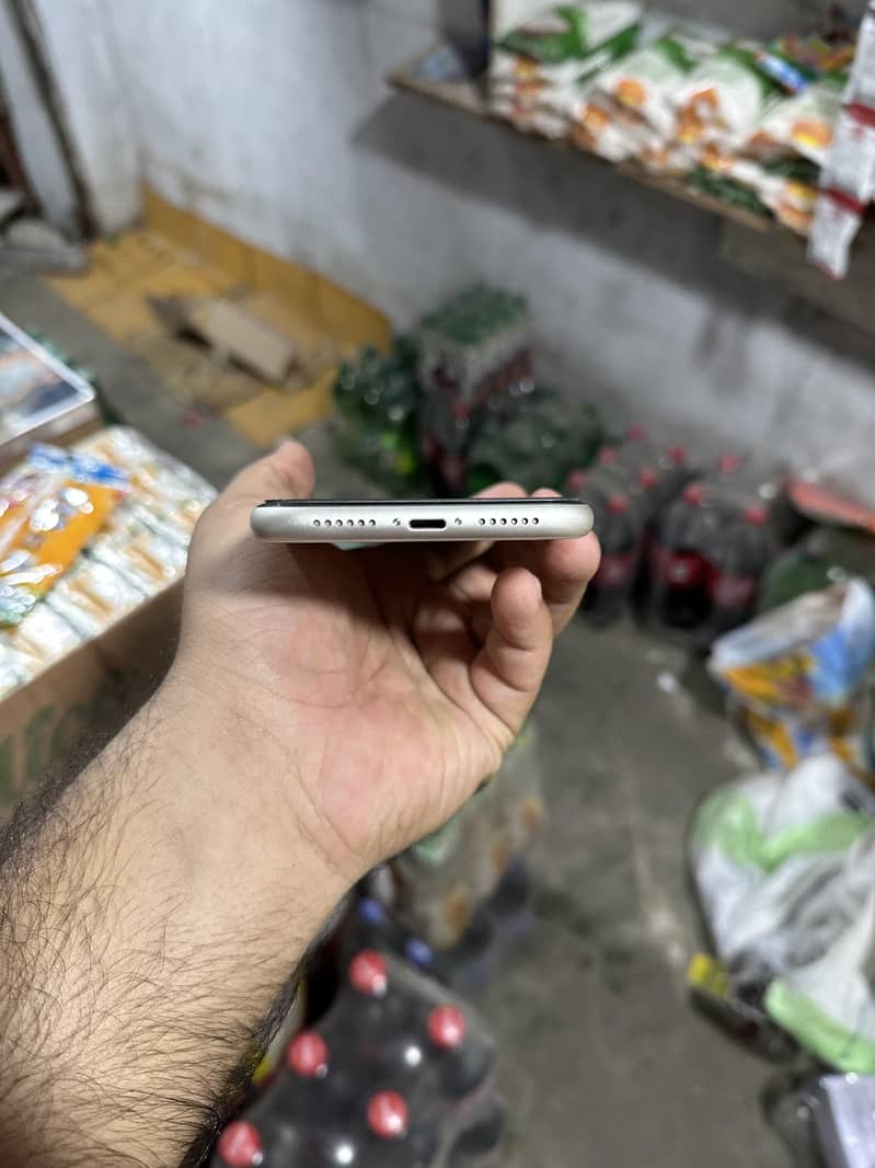 Apple iPhone 11 4