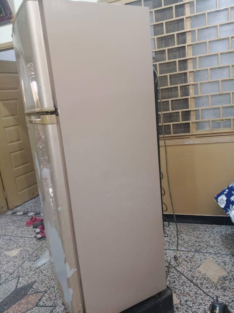 Dawlance medium size Refrigerator 0