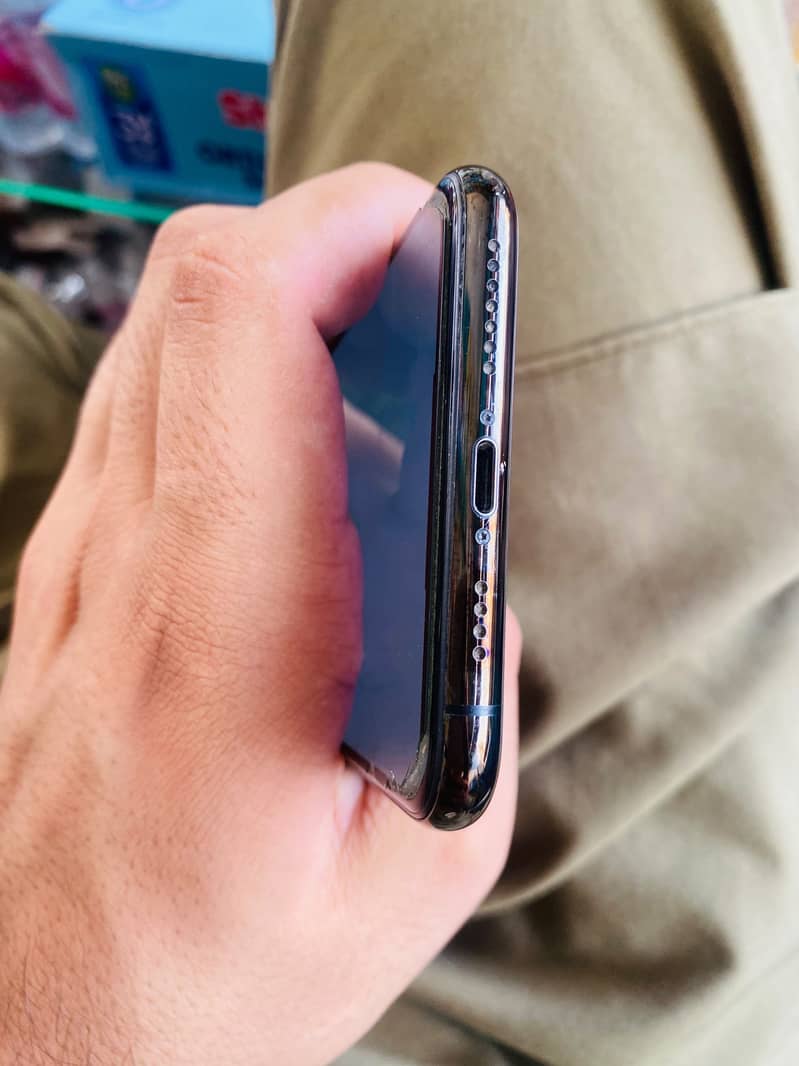 Apple iPhone 11 Pro Max 6