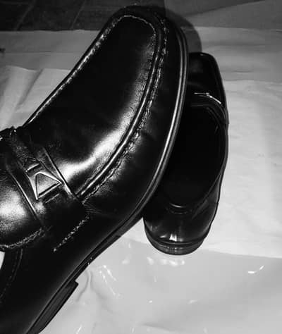 10 number hain r pure 100% leather ha