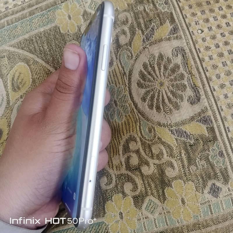 Apple iPhone 11 3