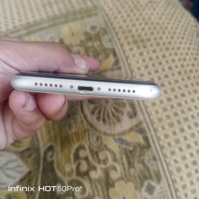 Apple iPhone 11 4