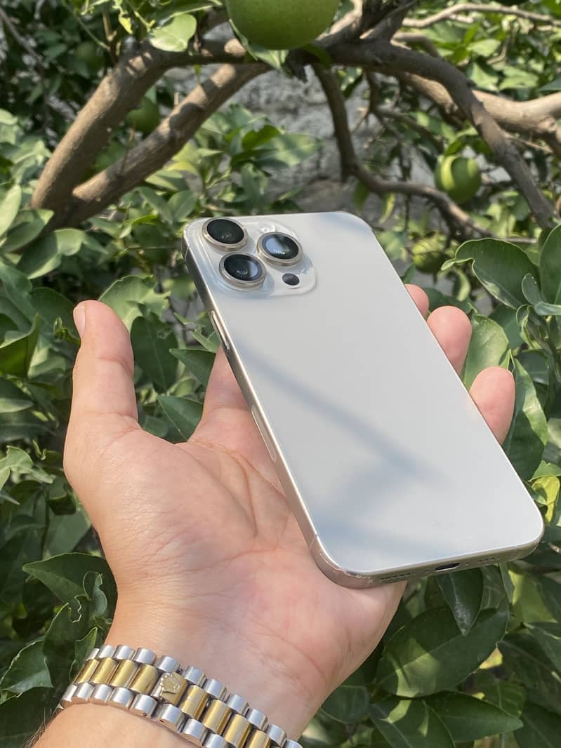 Apple iPhone 15 Pro Max 4