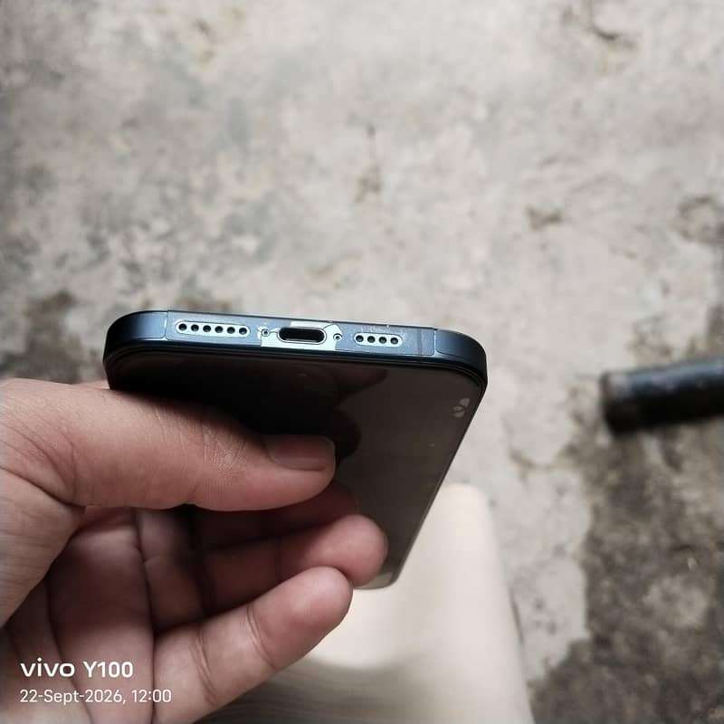 Apple iPhone 15 Pro Max 4