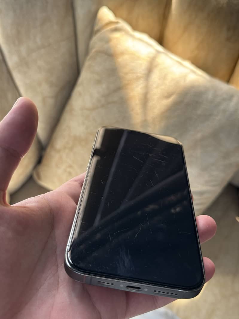Apple iPhone 13 Pro Max 4