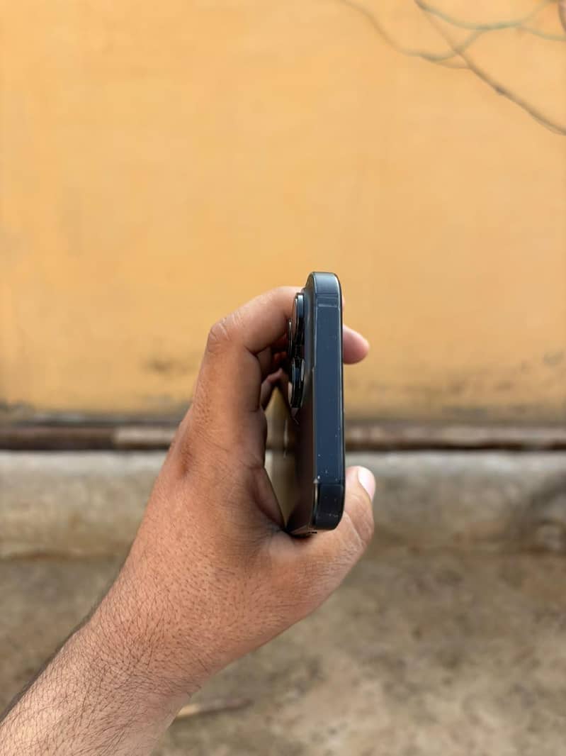 Apple iPhone 16 Pro Max 4