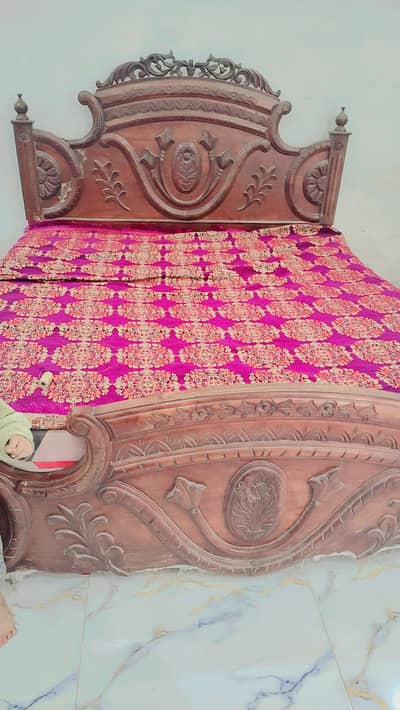bed with metress Thora demage Hy