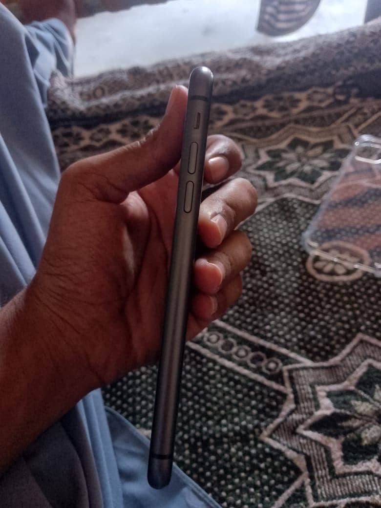 Apple iPhone 11 4