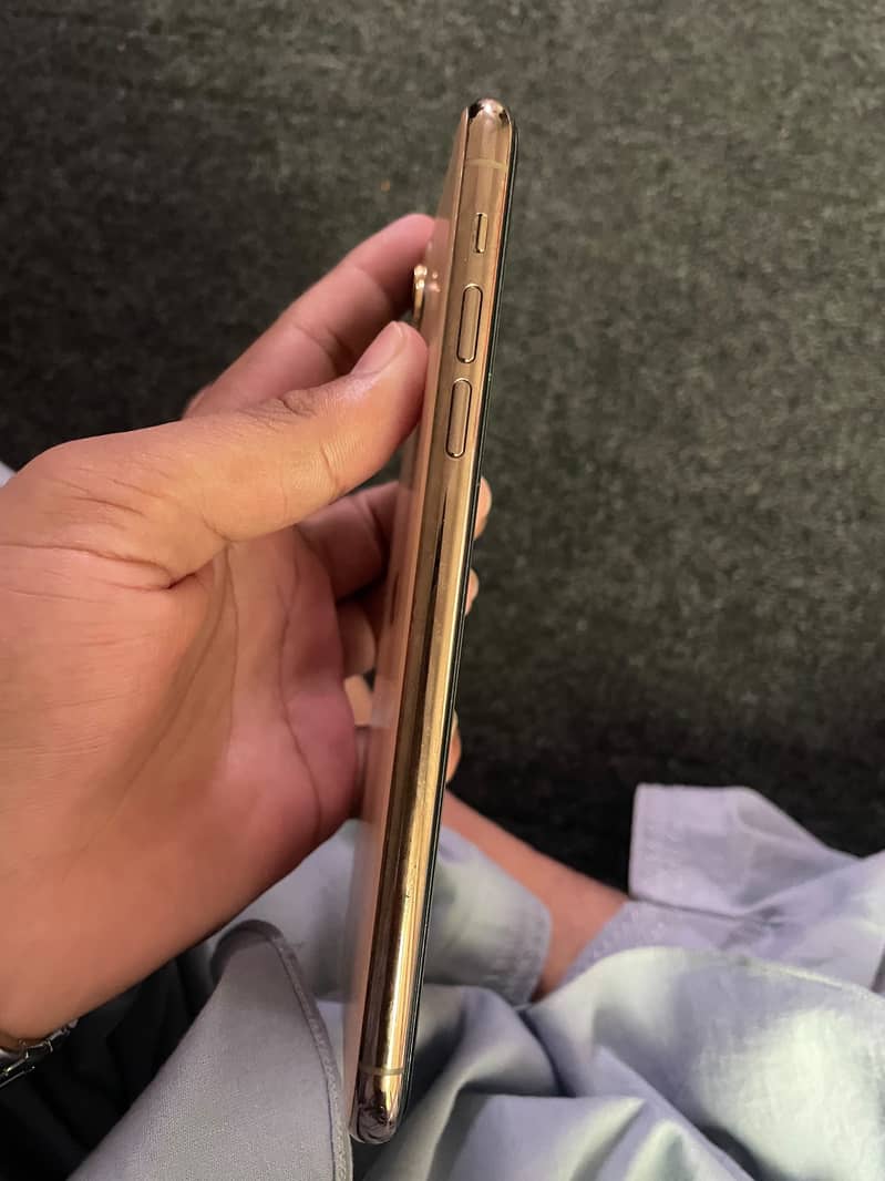 Apple iPhone 11 Pro Max 4