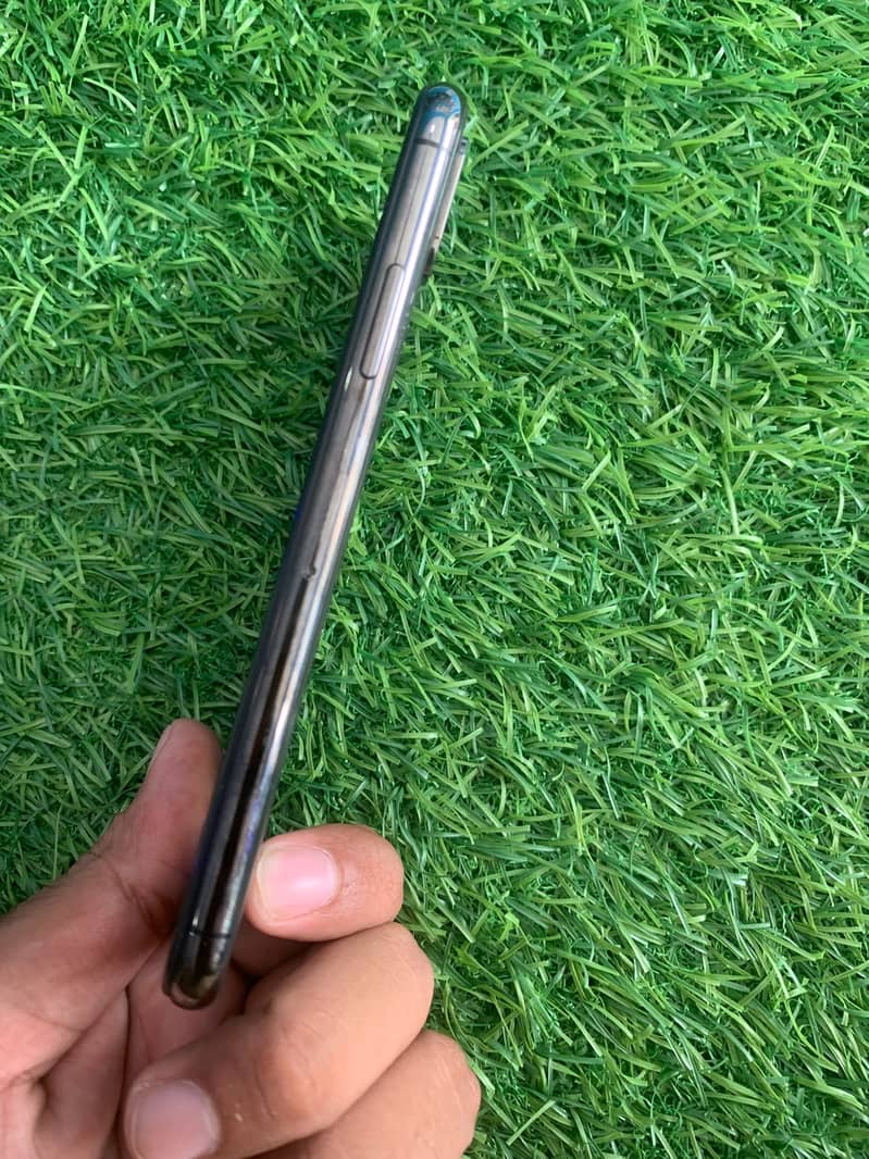 Apple iPhone X 4