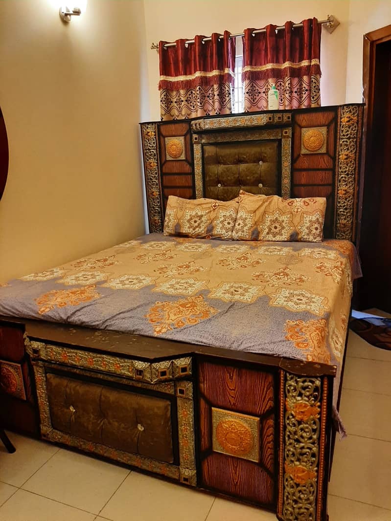 Bed and side tabble 0