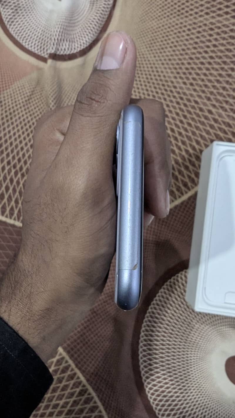 Apple iPhone 11 4