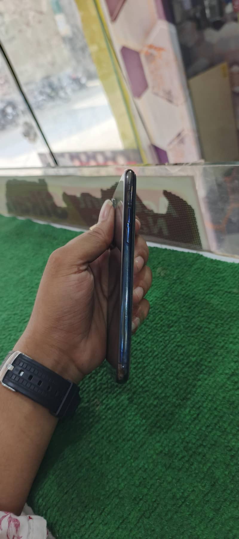 Apple iPhone X 5